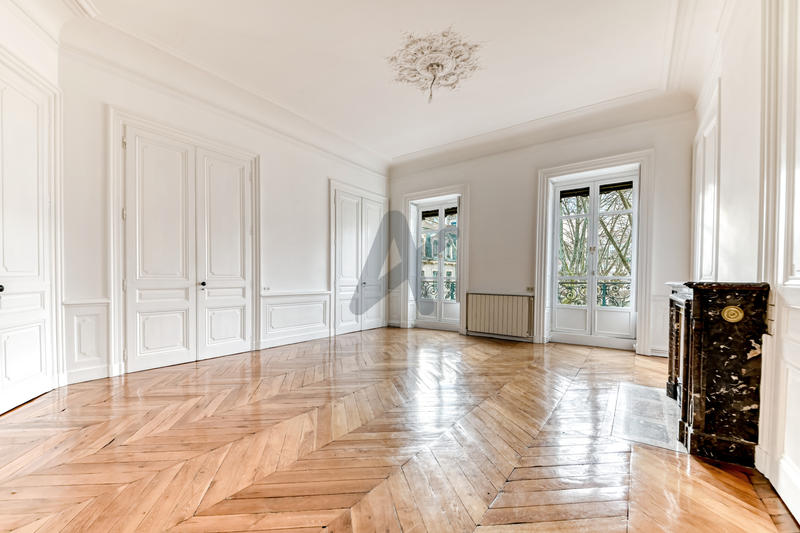 Appartement - 240 m² - 8 pièces