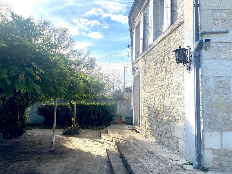 Maison - 245 m² - 8 pièces