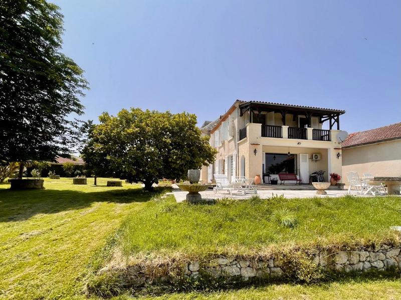 Maison - 388 m² - 10 pièces