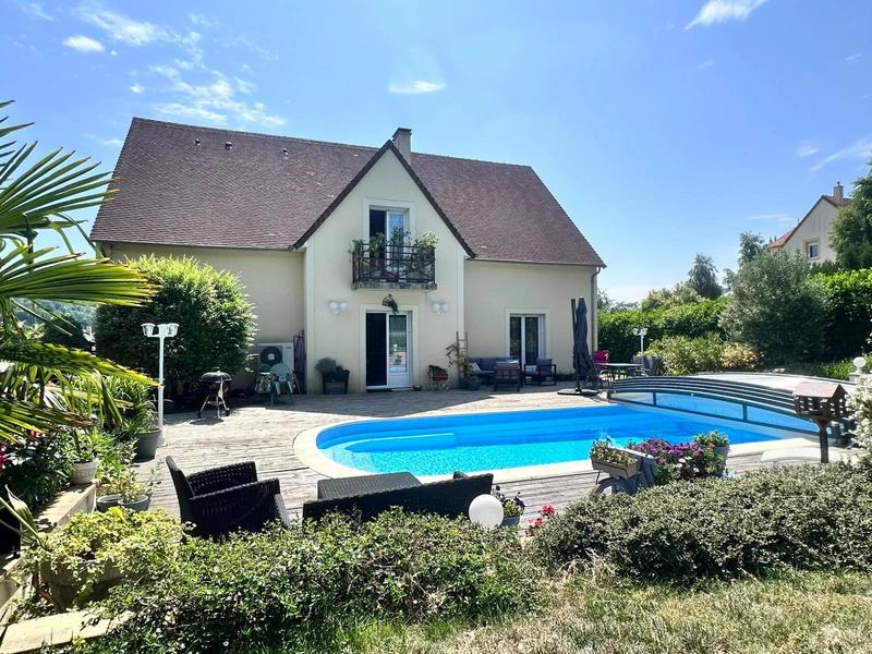 Maison - 275 m² - 9 pièces