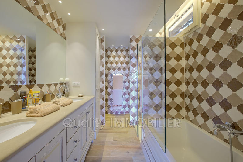 Maison - 236 m² - 6 pièces