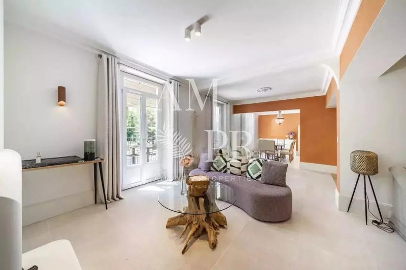 Maison - 300 m² - 8 pièces