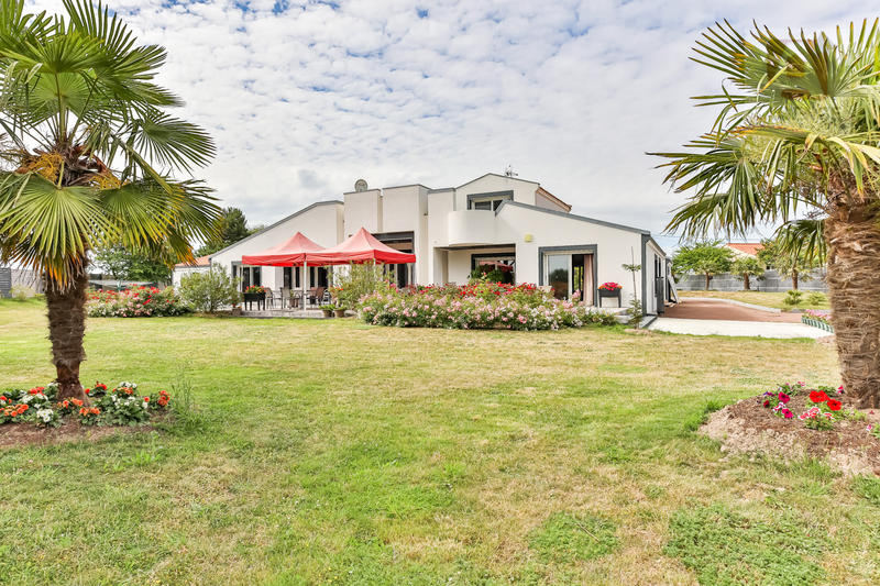 Maison - 402 m² - 8 pièces