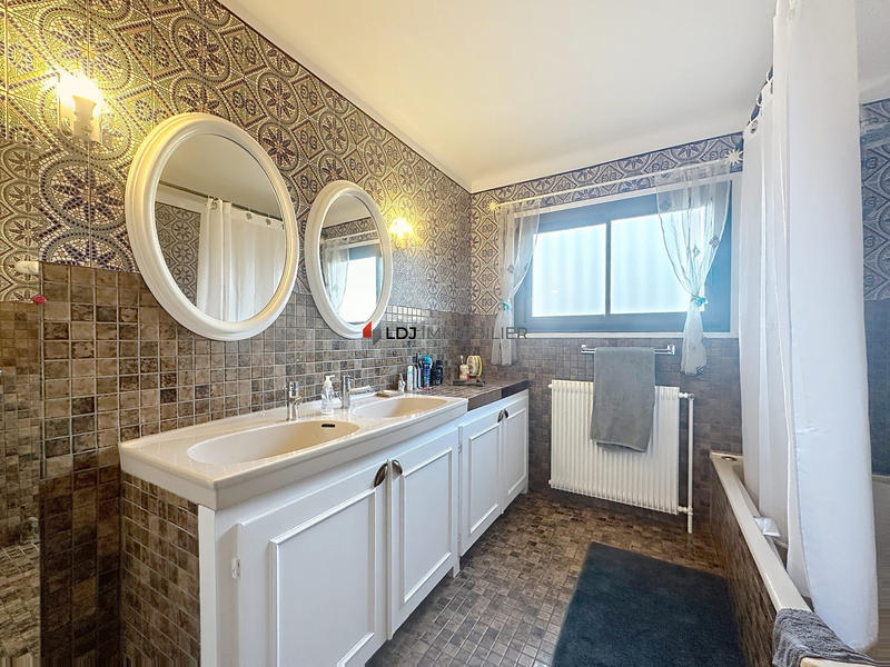 Maison - 190 m² - 8 pièces