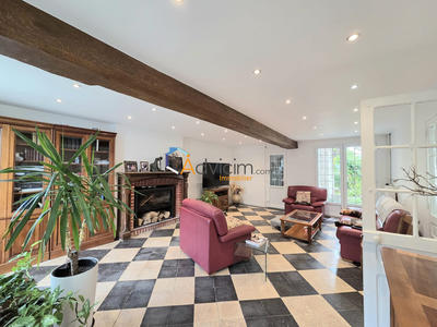 Maison - 233 m² - 8 pièces