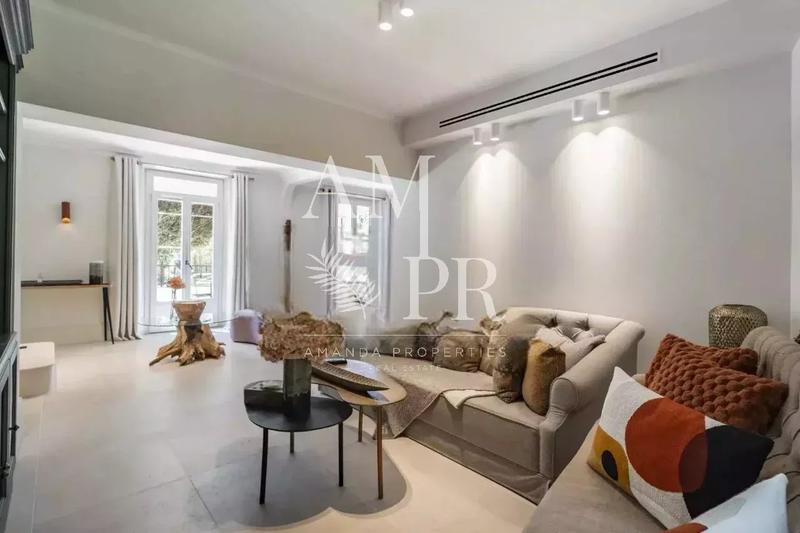 Maison - 300 m² - 8 pièces