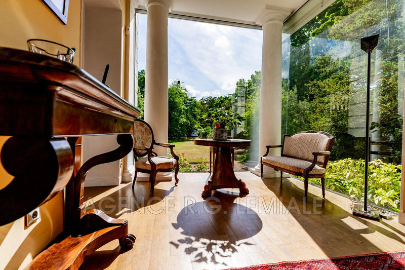 Maison - 300 m² - 12 pièces