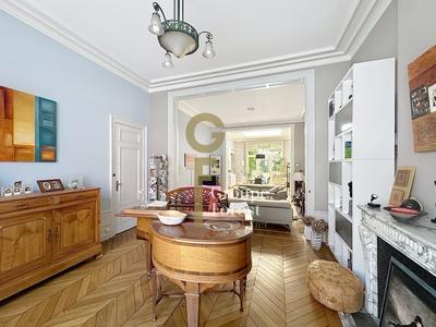 Maison - 250 m² - 8 pièces