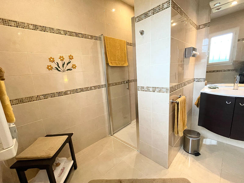 Maison - 260 m² - 9 pièces