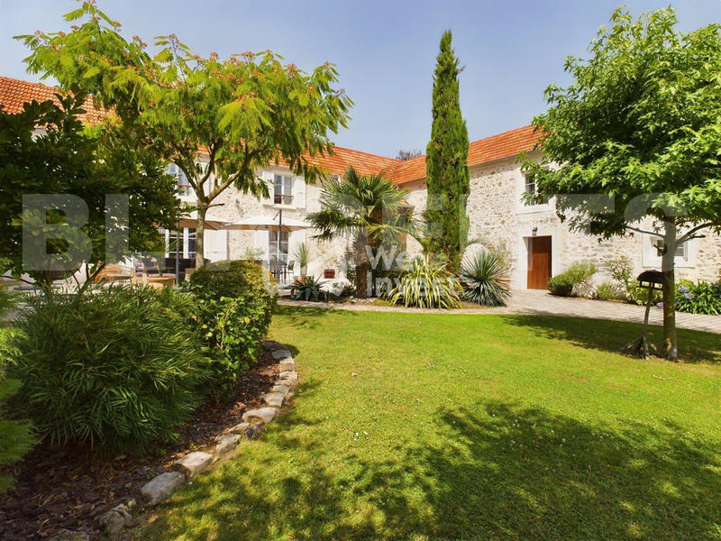 Maison - 294 m² - 9 pièces