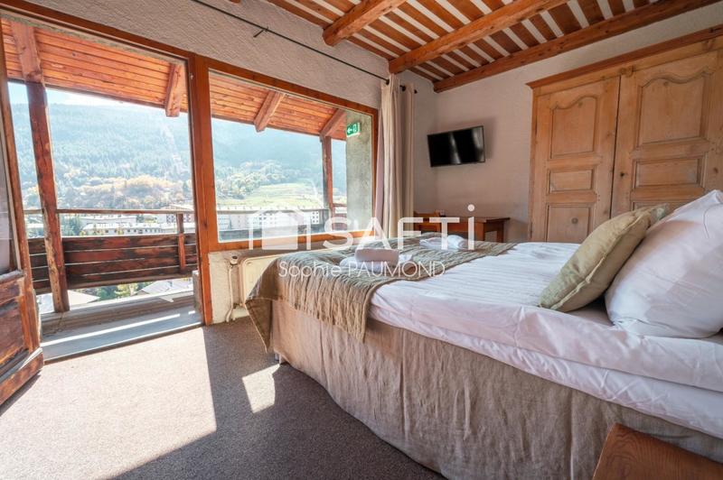 Local commercial - 1 074 m² - 30 pièces