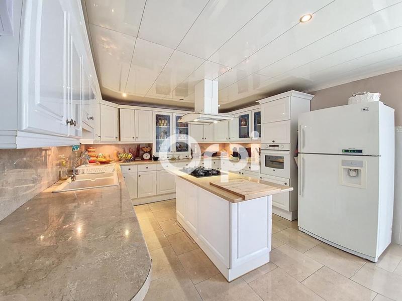 Maison - 200 m² - 7 pièces