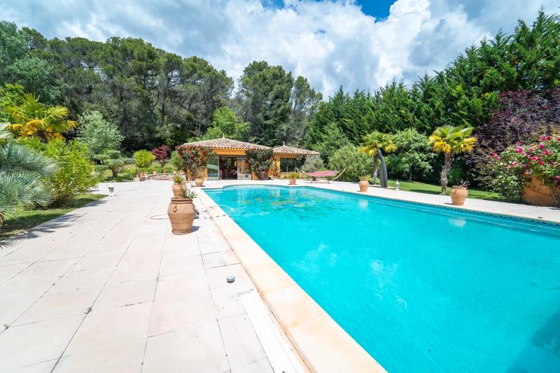 Propriété - 307 m² - 7 pièces