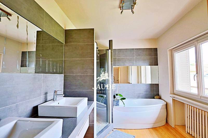 Maison - 196 m² - 7 pièces