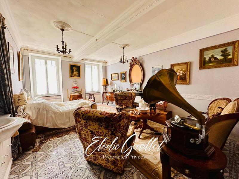 Maison - 313 m² - 12 pièces