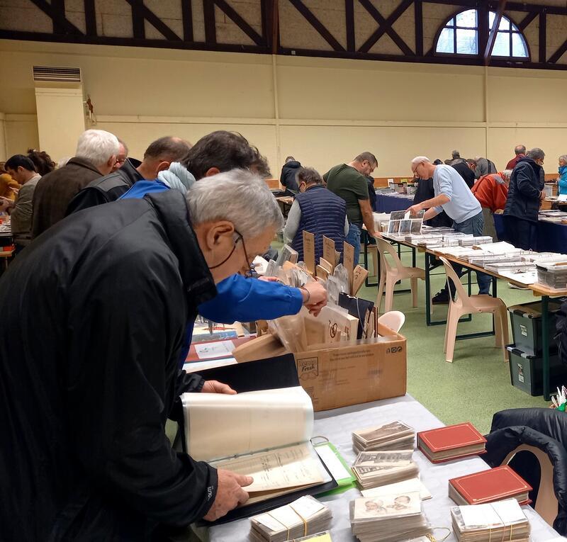 Bourse aux cartes postales et vieux papiers