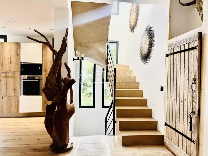 Maison - 220 m² - 7 pièces