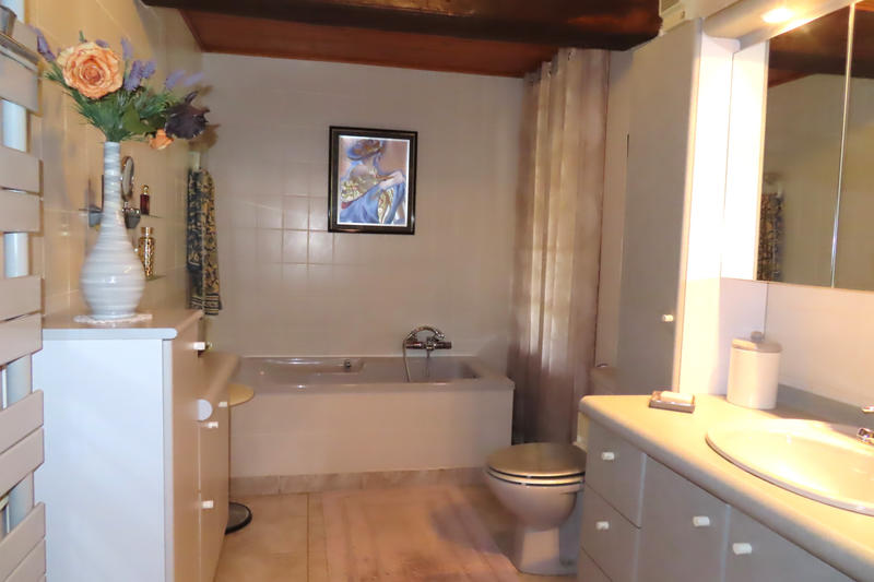 Maison - 220 m² - 8 pièces