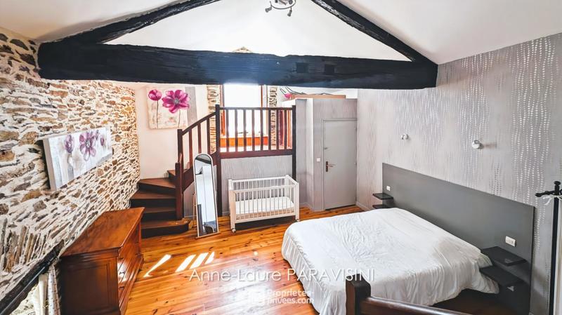 Maison - 244 m² - 9 pièces