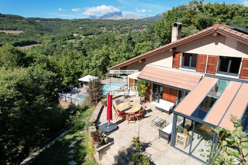 Maison traditionnelle - 155 m² - 5 pièces