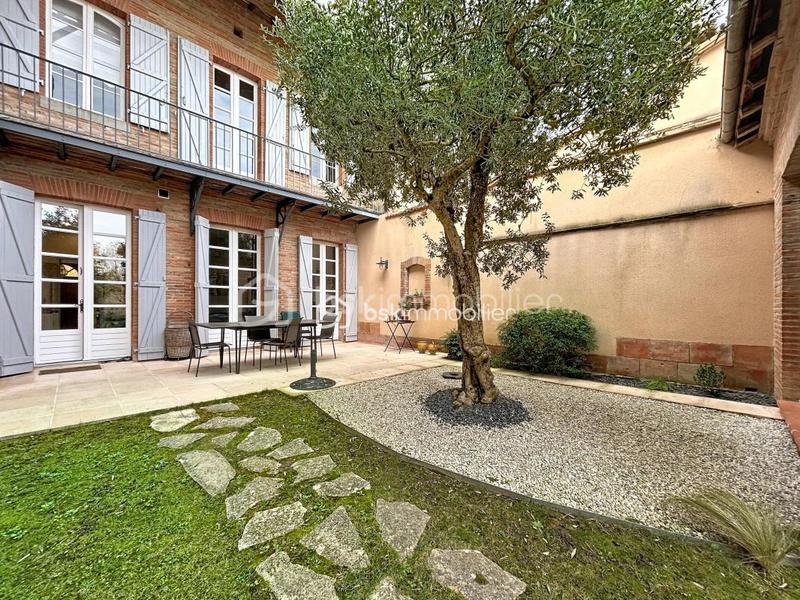 Propriété - 244 m² - 9 pièces