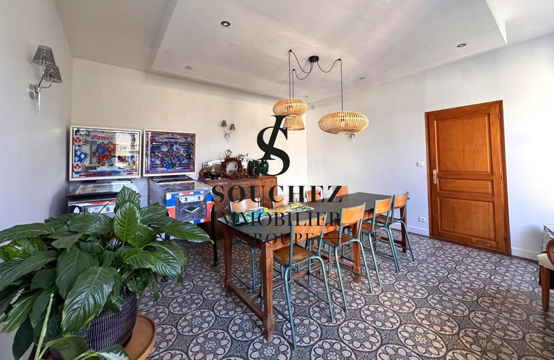 Maison - 250 m² - 8 pièces