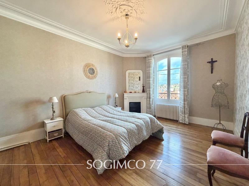 Maison - 201 m² - 9 pièces