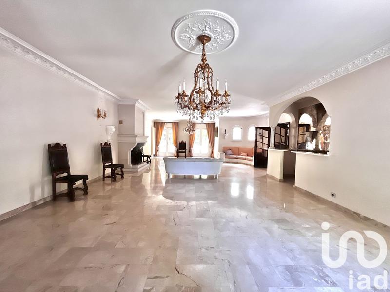 Maison - 334 m² - 9 pièces