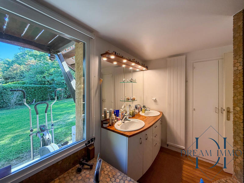 Maison - 210 m² - 8 pièces