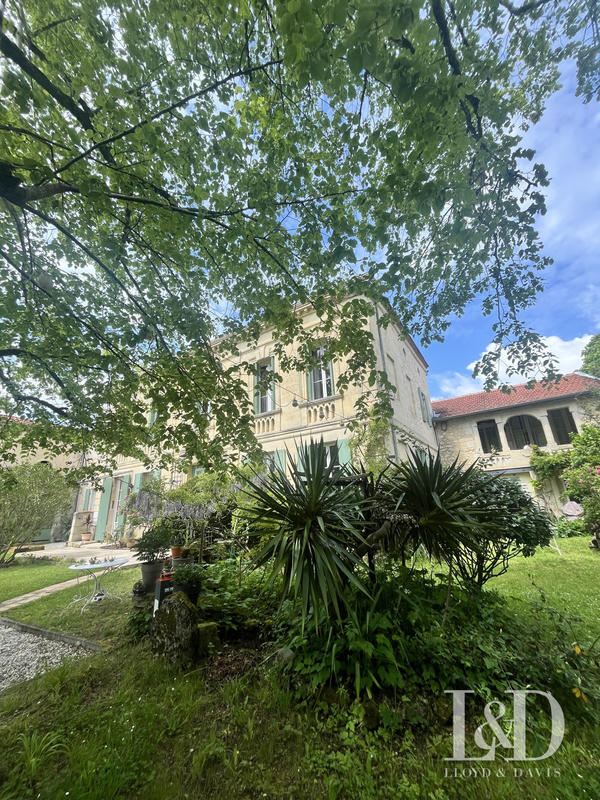 Maison - 323 m² - 10 pièces