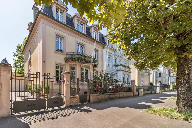 Maison - 257 m² - 10 pièces