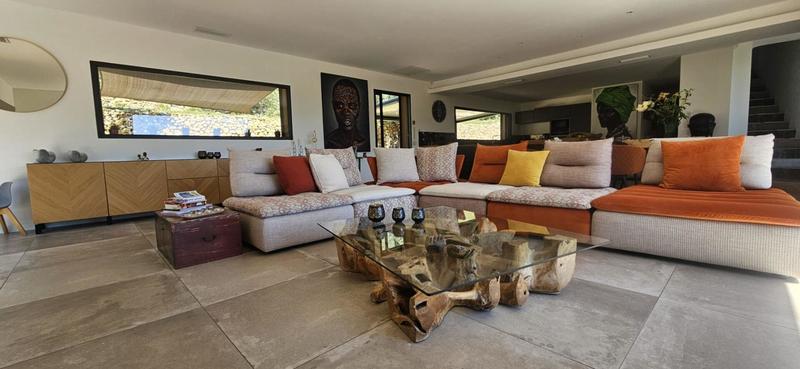 Maison - 230 m² - 8 pièces