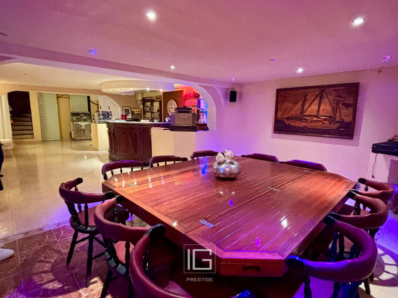 Propriété - 350 m² - 6 pièces