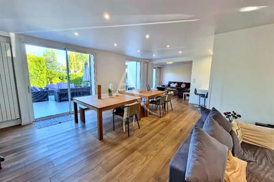 Maison - 214 m² - 9 pièces