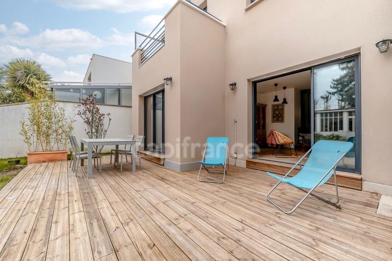 Maison - 210 m² - 9 pièces