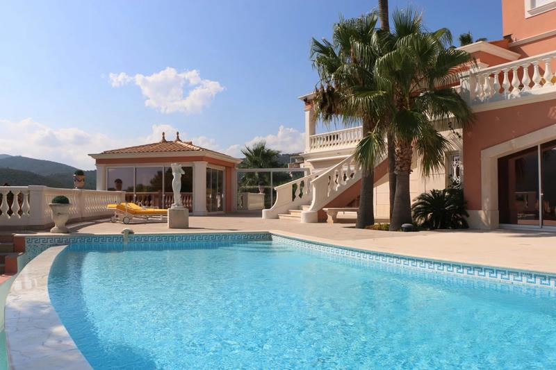 Villa - 318 m² - 8 pièces