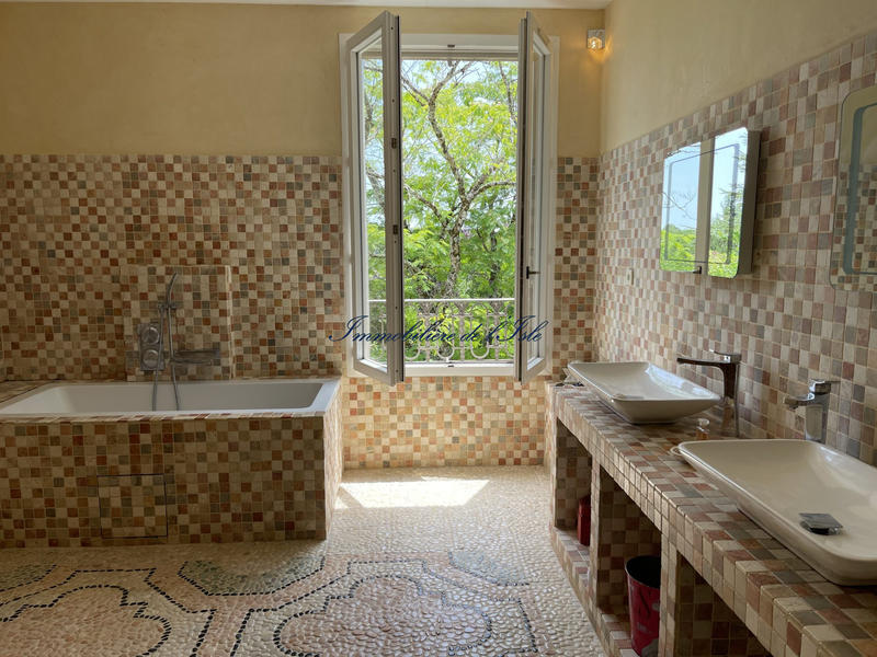 Maison - 285 m² - 8 pièces