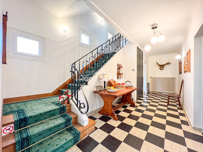 Maison - 248 m² - 9 pièces