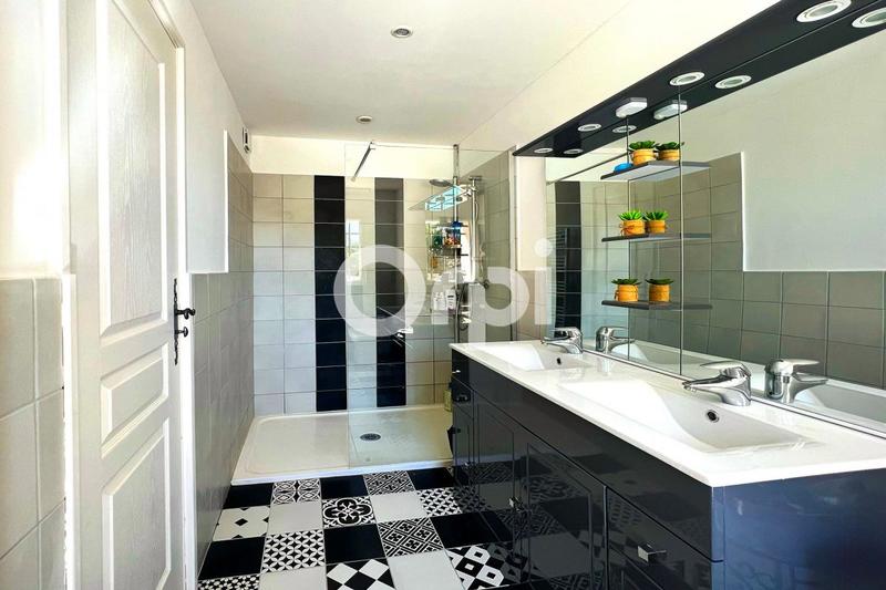 Maison - 240 m² - 8 pièces