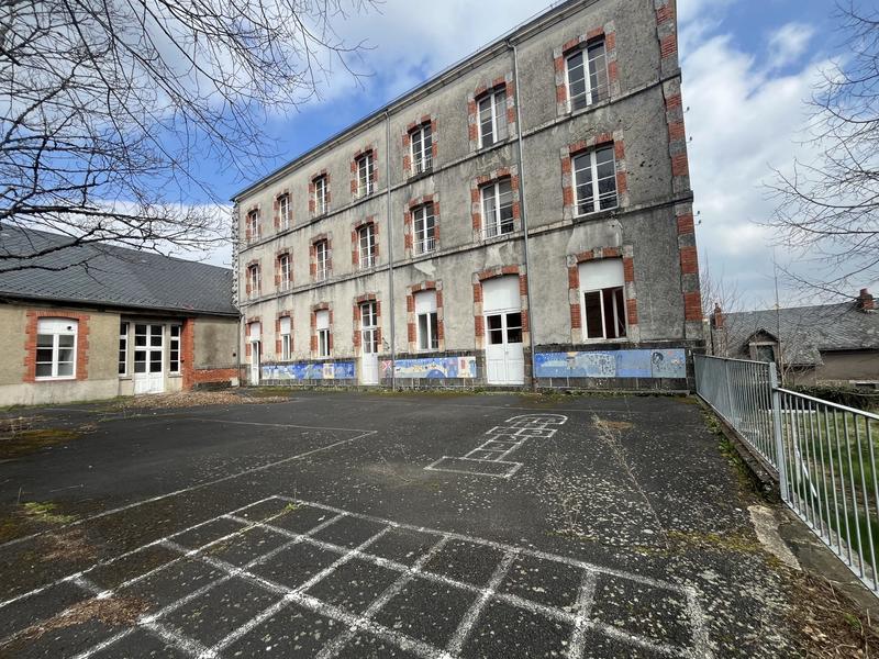 Maison - 1 100 m² - 30 pièces