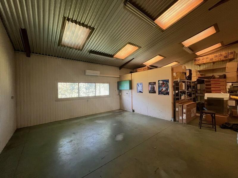 Local d'activité / Entrepôt - 240 m²