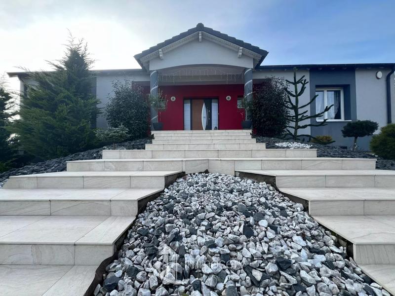 Maison - 240 m² - 7 pièces