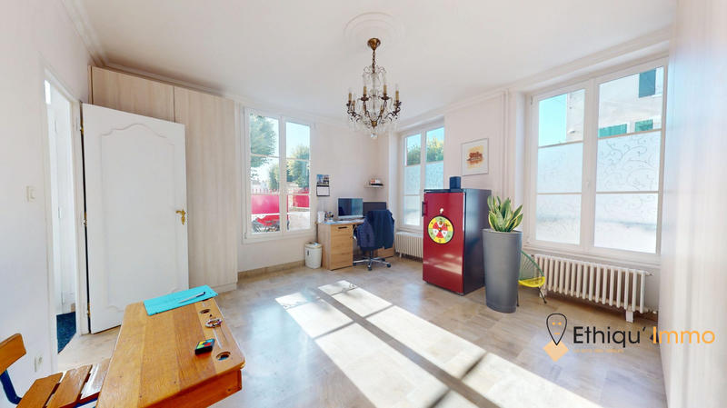 Maison - 228 m² - 8 pièces