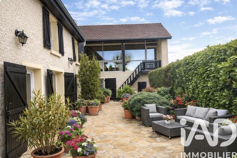 Maison - 285 m² - 9 pièces