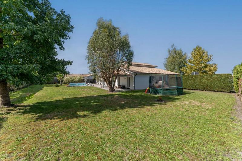 Propriété - 215 m² - 9 pièces