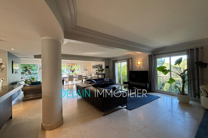 Maison - 275 m² - 8 pièces