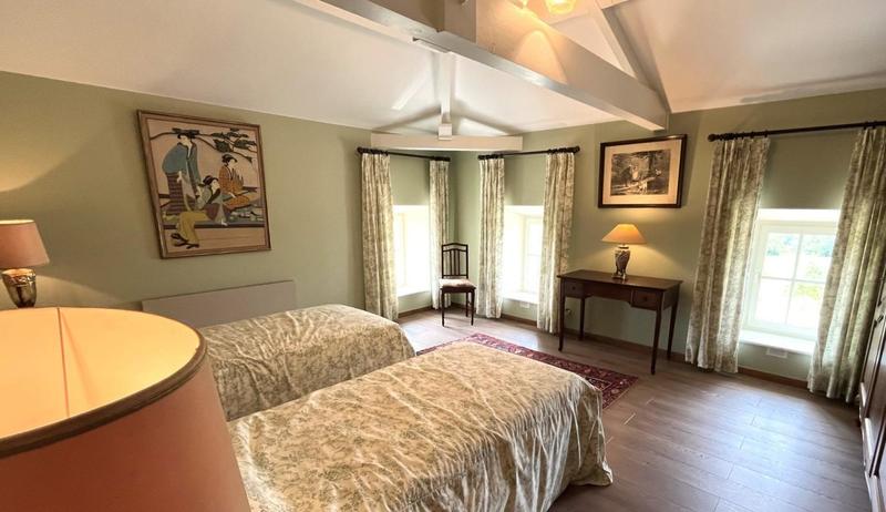 Maison - 250 m² - 6 pièces