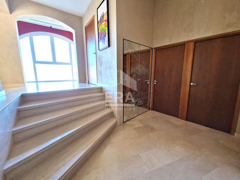 Maison - 240 m² - 6 pièces