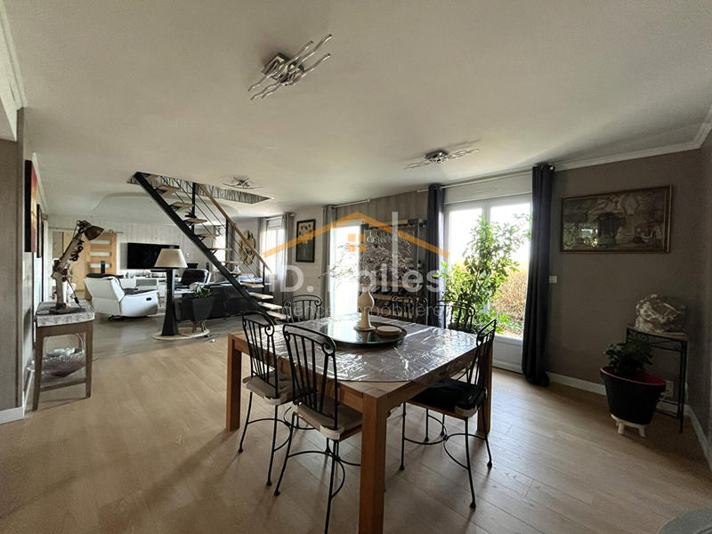 Maison - 161 m² - 9 pièces