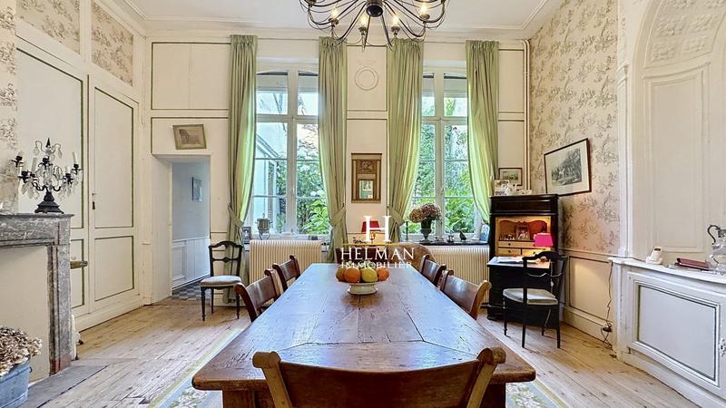 Maison - 240 m² - 8 pièces